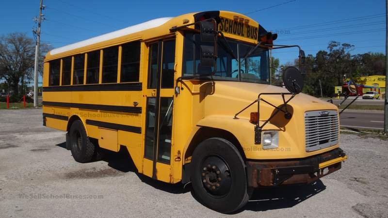 DSC01094 2006 Freightliner Thomas MBE924 7 row short bus clean florida used school buses.jpg