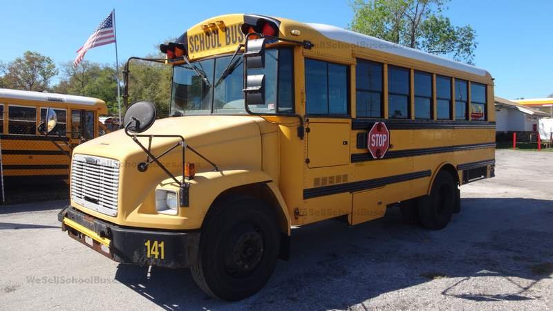 DSC01092 2006 Freightliner Thomas MBE924 7 row short bus clean florida used school buses.jpg