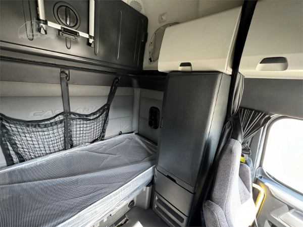 2020 Freightliner interior 4.png